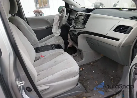 2014 Toyota Sienna Le 7 Passenger z USA, uszkodzony, nr VIN 5TDJK3DC7ES086643